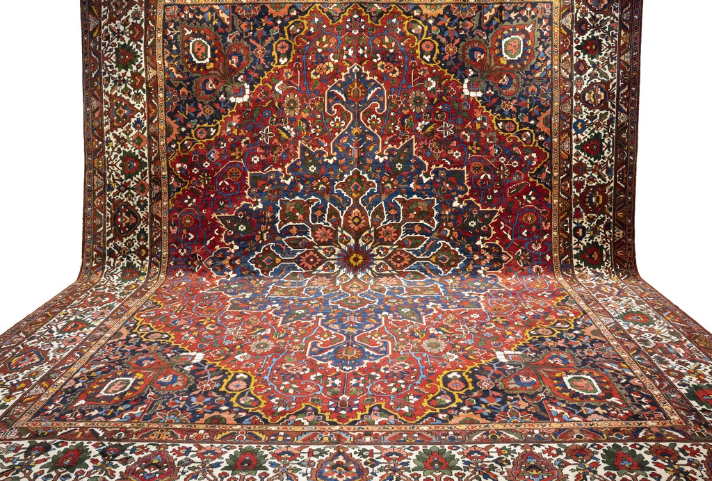 فرش دستباف آنتیک بختیاری طرح ترنجی ۲۲/۸۹ متری